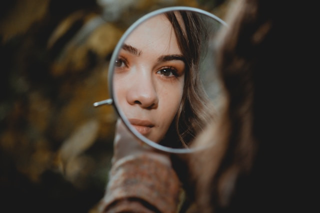 Ilustrasi mengapa kita bisa melihat bayangan kita di cermin. Foto: Elisa Photography/Unsplash