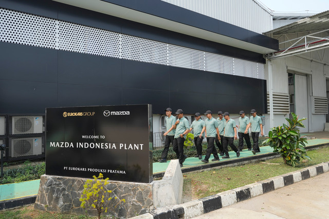 Ilustrasi aktivitas perakitan mobil-mobil di Mazda Indonesia Plant Citeureup, Bogor, Jawa Barat. Foto: Mazda
