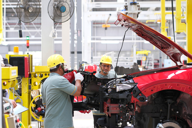 Ilustrasi aktivitas perakitan mobil-mobil di Mazda Indonesia Plant Citeureup, Bogor, Jawa Barat. Foto: Mazda