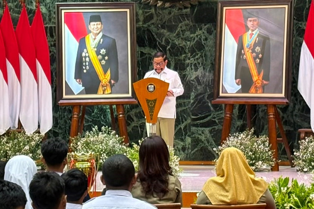 Gubernur DKI Jakarta Pramono Anung memberikan sambutan pada ajang Jakarta Robotic Games 2026 Piala Gubernur DKI Jakarta di Balai Agung, Balai Kota DKI Jakarta, Selasa (28/7/2026). Foto: Ratu Shafa/kumparan