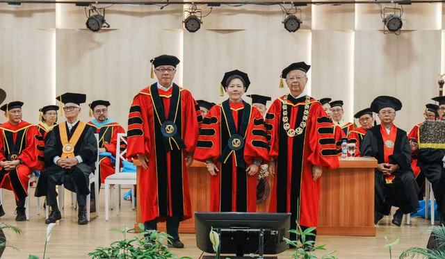 Universitas Pelita Harapan (UPH) memperkuat kontribusinya bagi pengembangan ilmu hukum di Indonesia melalui Sidang Terbuka Upacara Pengukuhan Dua Guru Besar Fakultas Hukum (FH) yang diselenggarakan di Auditorium Gedung D, Kampus Utama UPH Lippo Village, Tangerang, pada Jumat, 24 Juli 2026. Dua dosen FH UPH yang resmi dikukuhkan sebagai guru besar, yakni Prof. Dr. Fajar Sugianto, S.H., M.H. dan Prof. Michelle Engel Limenta, S.H., LL.M., Ph.D., yang juga menjabat sebagai Head of UPH Center for International Trade and Investment (CITI).