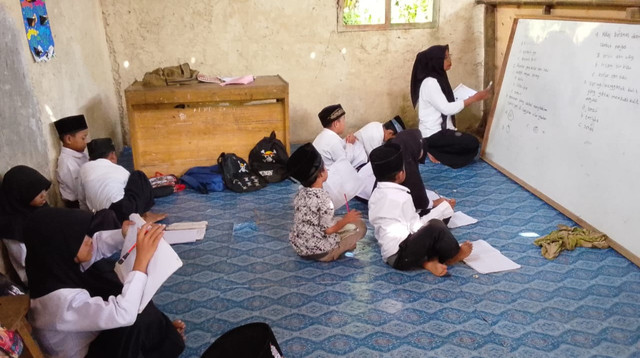 Kegiatan Belajar Siswa-siswa MI Babunnajah dengan Keterbatasan Fasilitas (Sumber: DT Peduli)