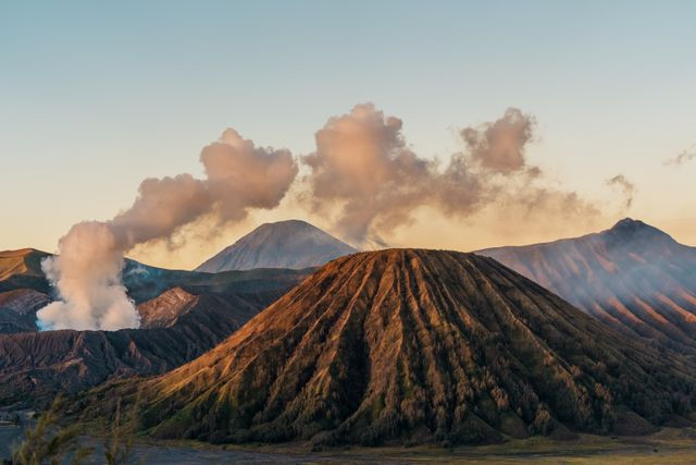 Sumber foto: https://www.pexels.com/id-id/foto/pemandangan-gunung-bromo-yang-menakjubkan-saat-matahari-terbit-jawa-timur-38262907/