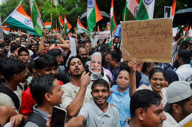 Pendukung Partai Janata Kecoa (CJP) merayakan pengunduran diri Menteri Pendidikan Dharmendra Pradhan terkait kebocoran soal ujian National Eligibility cum Entrance Test (NEET), setelah melakukan protes, di Mumbai, India, Minggu (26/7/2026). Foto: Indranil Aditya/REUTERS
