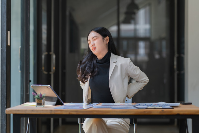 Ilustrasi perempuan duduk. Foto: Studi Ungkap Duduk Terlalu Lama Bisa Mempercepat Penuaan pada Perempuan