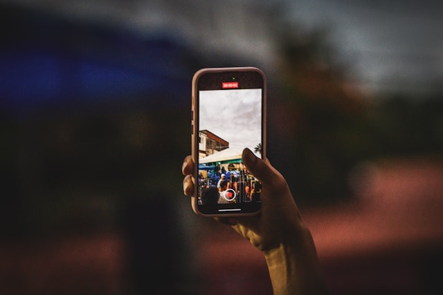 Ilustrasi HP dengan sensor kamera Sony terbaik 2026. Foto: Luciano Oliveira/Unsplash