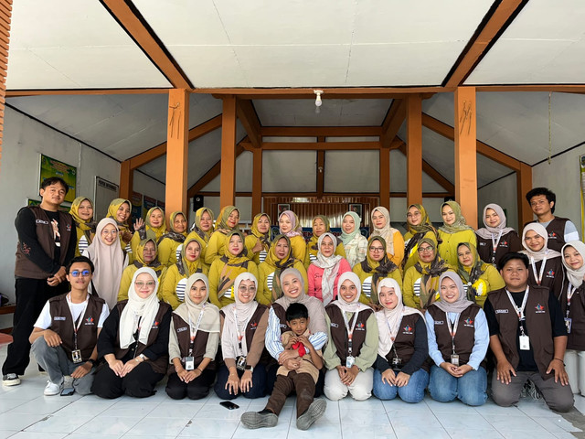 Mahasiswa UM BBM foto Bersama ibu-ibu PKK Desa Gandu usai kegiatan pelatihan pembuatan rolade tempe. Sabtu (25/7/2026). Foto: Siti Aida/kumparan