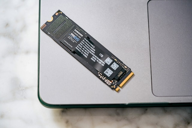 Ilustrasi SSD NVMe terbaik 2026. Foto: Samsung Memory/Unsplash