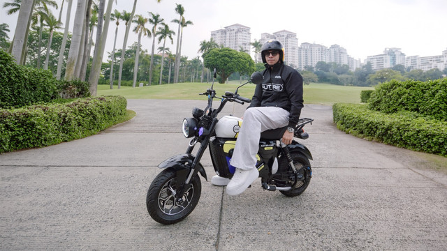 Atta Halilintar tampak mengendarai motor listrik bergaya klasik dari GODA Indonesia. Foto: dok. GODA Indonesia