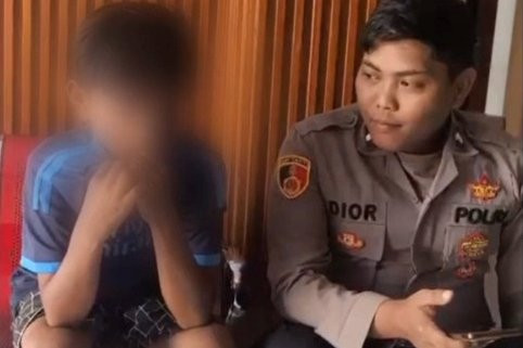 Momen seorang anak bertemu dengan ayahnya yang sedang menjalani hukuman di penjara di Mapolres Situbondo. Foto: Polres Situbondo