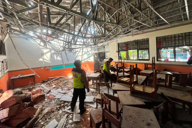Personel kepolisian mengecek kondisi ruang kelas yang rusak di SD Negeri Sendangmulyo 3, Tembalang, Semarang, Jawa Tengah, Selasa (28/7/2026). Foto: Intan Alliva Khansa/kumparan