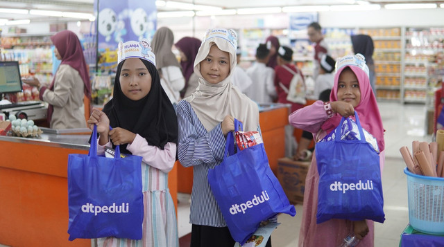 Belanja Bahagia di Selamat Toserba bersama 50 Anak-anak Yatim di Sukabumi (Sumber: DT Peduli)
