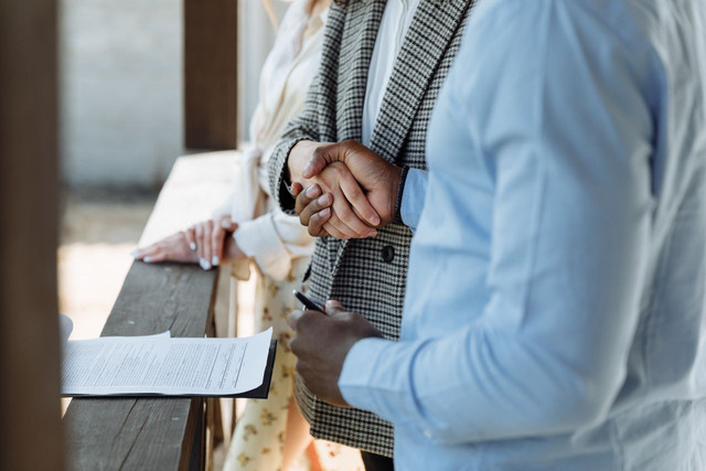 Ilustrasi membahas contoh surat niaga. Foto: Pexels