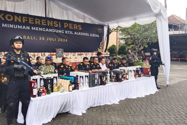 Direktur Jenderal Bea dan Cukai Letjen TNI (Purn) Djaka Budhi Utama dan jajaran pada Konferensi Pers di Kantor Wilayah Bea Cukai Bali dan Nusa Tenggara, Selasa (28/7/2026). Foto: kumparan