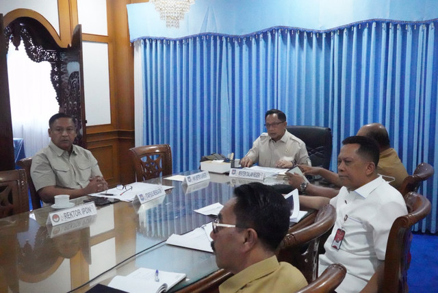 Mendagri sekaligus Kasatgas PRR Tito Karnavian saat Rapat Pengakhiran Masa Transisi Darurat Penanganan Bencana di Aceh yang digelar virtual dari Kabupaten Sumedang, Jawa Barat, Selasa (28/7/2026). Foto: Kemendagri RI