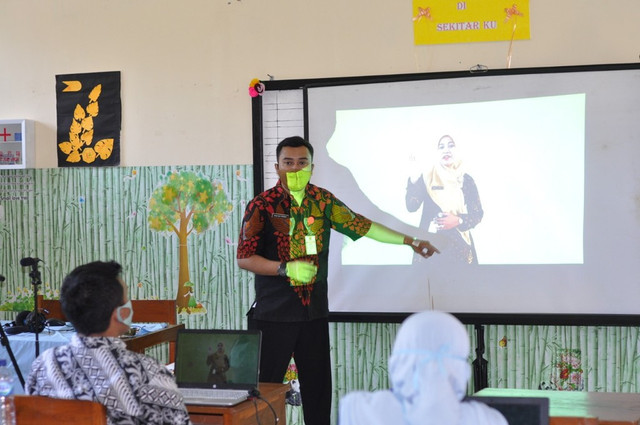 Penerima Apresiasi SATU Indonesia Awards 2020 Kategori Khusus: Pejuang Tanpa Pamrih di Masa Pandemi COVID-19, Galih Suci Pratama, sedang memberikan pelatihan kepada para guru Semarang. Foto: Dok. Astra