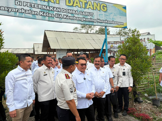 Kepala Staf Kepresidenan Dudung Abdurachman dan Menteri Imigrasi dan Pemasyarakatan Agus Andrianto saat kunjungan Program Ketahanan Pangan di kawasan Pulau Nusakambangan, Selasa (28/7/2026). Foto: Nauval Pratama/kumparan
