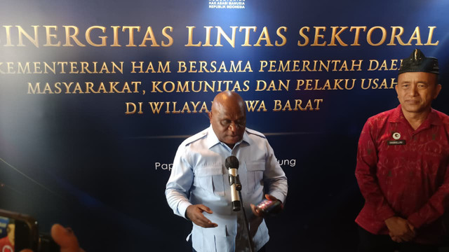 Menteri HAM, Natalius Pigai, usai menghadiri Pembukaan Sinergitas Lintas Sektoral Kementerian Hak Bersama Pemerintah Daerah, Masyarakat, Komunitas, dan Pelaku Usaha di Wilayah Jawa Barat, di The Papandayan Hotel, Bandung, Selasa (28/7/2026). Foto: Abisatya/kumparan
