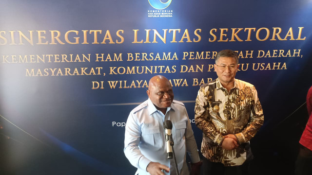 Menteri HAM, Natalius Pigai, usai menghadiri Pembukaan Sinergitas Lintas Sektoral Kementerian Hak Bersama Pemerintah Daerah, Masyarakat, Komunitas, dan Pelaku Usaha di Wilayah Jawa Barat, di The Papandayan Hotel, Bandung, Selasa (28/7/2026). Foto: Abisatya/kumparan