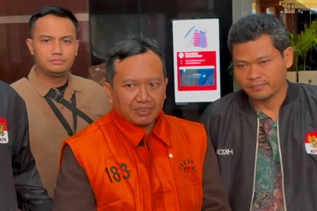 Tersangka korupsi suap pengurusan dana hibah untuk Kelompok Masyarakat (Pokmas) dari APBD Pemerintah Provinsi Jawa Timur Tahun Anggaran (TA) 2019-2022 Moch Mahrus usai menjalani pemeriksaan di Gedung Merah Putih KPK, Jakarta, Selasa (28/7/2026). Foto: Kevin Daniel/kumparan