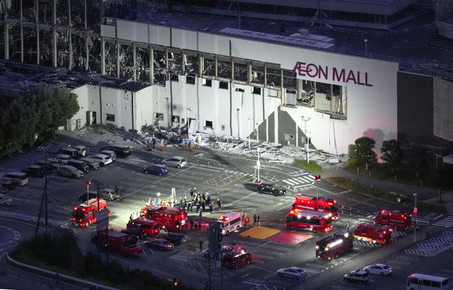 Foto udara menunjukkan pusat perbelanjaan Aeon Mall yang rusak akibat gempa di Kota Kashima, Prefektur Kumamoto, Selasa (28/7/2026). Foto: Kyodo/via REUTERS