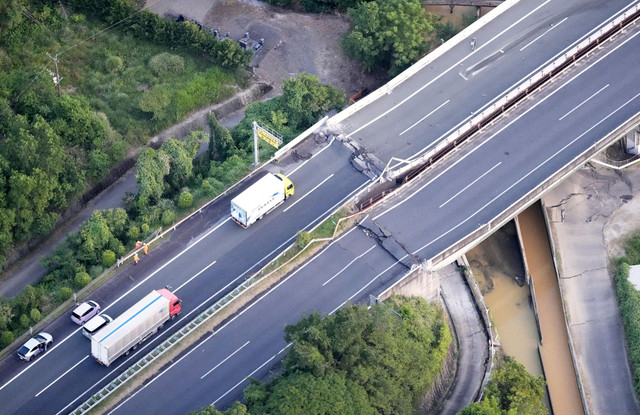 Foto udara menunjukkan Jalan Tol Kyushu yang rusak setelah gempa bumi di Kota Kashima, Prefektur Kumamoto, Jepang, Selasa (28/7/2026). Foto: Kyodo/via REUTERS