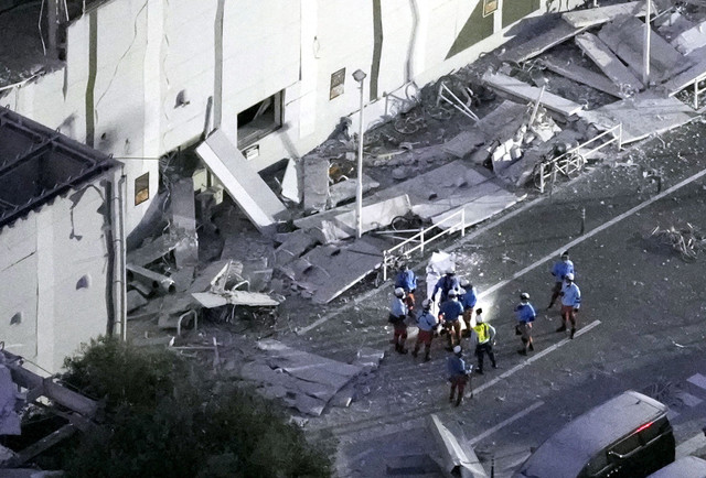 Foto udara menunjukkan para petugas penyelamat melakukan operasi pencarian dan penyelamatan di pusat perbelanjaan Aeon Mall yang rusak akibat gempa di Kota Kashima, Prefektur Kumamoto, Jepang, Selasa (28/7/2026). Foto: Kyodo/via REUTERS