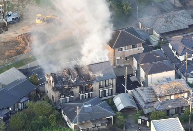 Foto udara menunjukkan bangunan tempat tinggal yang terbakar setelah gempa bumi di Yatsushiro, prefektur Kumamoto, Jepang, Selasa (28/7/2026). Foto: Kyodo/via REUTERS