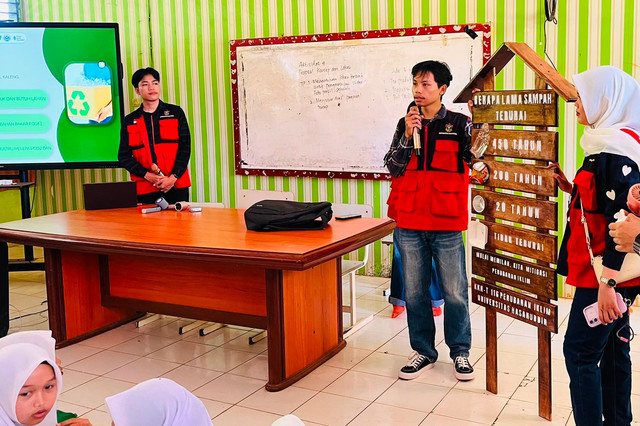 Mahasiswa KKN-T Perubahan Iklim Gelombang 116 Universitas Hasanuddin memberikan sosialisasi perubahan iklim kepada 79 siswa kelas IX UPTD SMP Negeri 20 Simbang, Maros. Foto: Pribadi/Wahyu Wahid