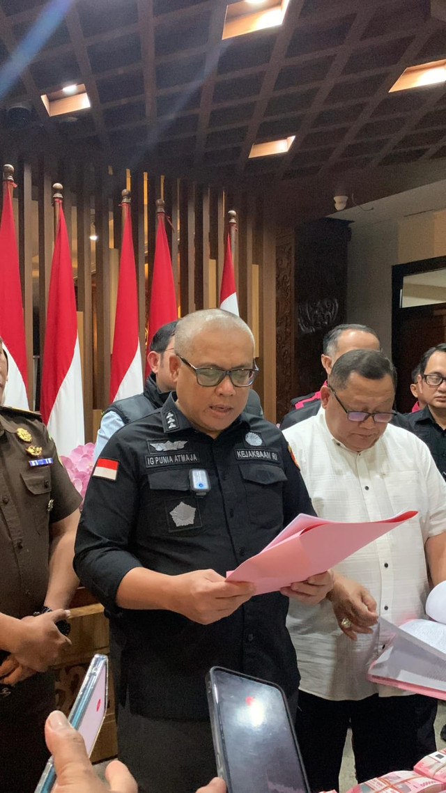 Kejati Jatim menetapkan tersangka terhadap Kepala Bidang Geologi dan Air Tanah Dinas ESDM Jawa Timur, Ertika Dinawati, Selasa (28/7/2026). Foto: Farusma Okta Verdian/kumparan