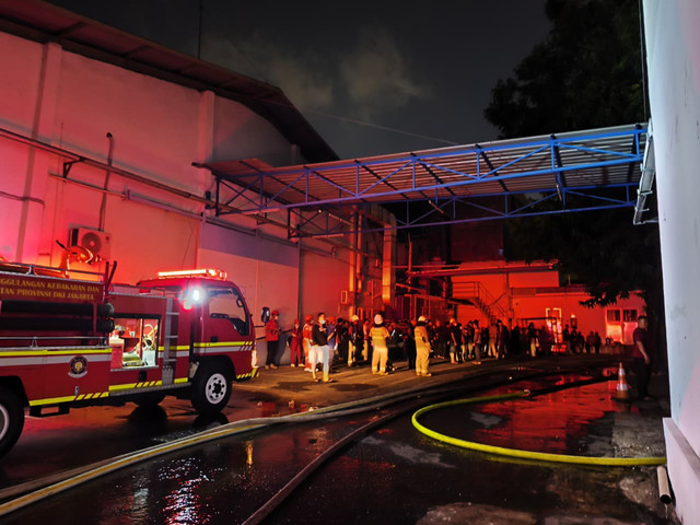Petugas pemadam kebakaran tengah memadamkan api di Kebayoran Lama, Jakarta Selatan, Selasa (28/7/2026). Foto: Aditya Nugraha/kumparan