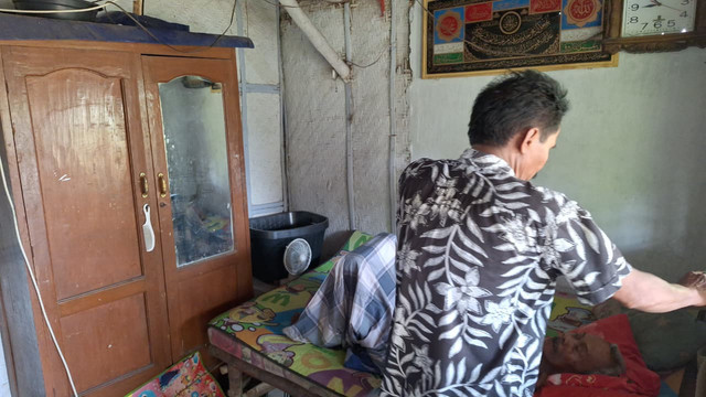 Doso saat ditandu oleh warga setelah ditemukan di area bekas tambang di Mojokerto. Foto: kumparan