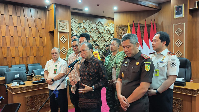 Gubernur Bali, Wayan Koster, bersama dengan Forkopimda Provinsi Bali memberikan keterangan mengenai perkembangan situasi keamanan di Bali di Rumah Jabatan Gubernur Bali, Denpasar, Selasa (28/07/2026), Foto: kumparan