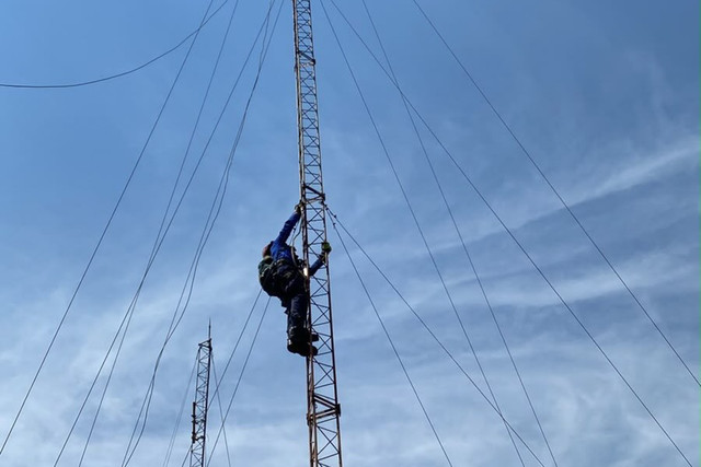 Petugas Dinas Pemadam Kebakaran dan Penyelamatan Kota Depok Pos Merdeka mengevakuasi drone yang tersangkut di Tower 20 Meter ITC Depok, Senin (27/7/2026). Foto: Dok. depokfirerescue113