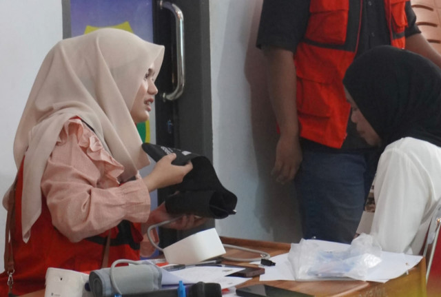 Foto Nesa Sedang melaksanaak program kerja di Kantor Desa Kalosi (Sumber : Dokumentasi Pribadi)