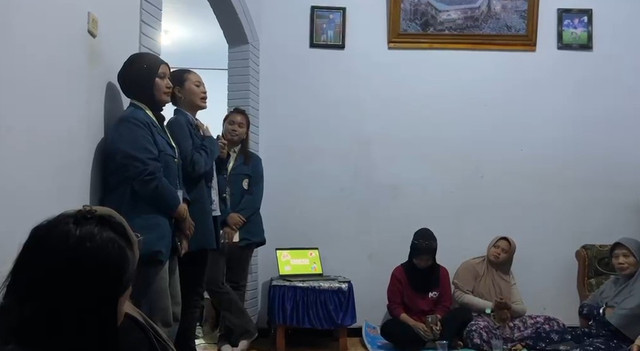 Mahasiswa BBK 8 sedang Memaparkan Materi Kepada Warga Desa Tamansari (Foto: Tim BBK 8 Tamansari)