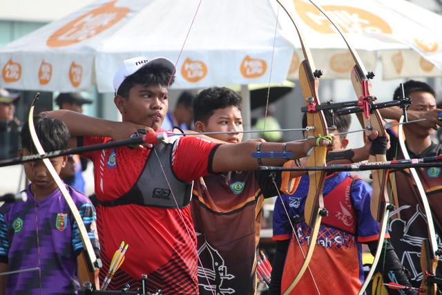 Kontingen NTB, Muhammad Al Fatih Maulana, bertanding di MilkLife Archery Challenge Kejurnas Junior 2026 pada Selasa (28/7) di Supersoccer Arena, Kudus, Jawa Tengah. Foto: Vega Maarijil Ula/kumparan