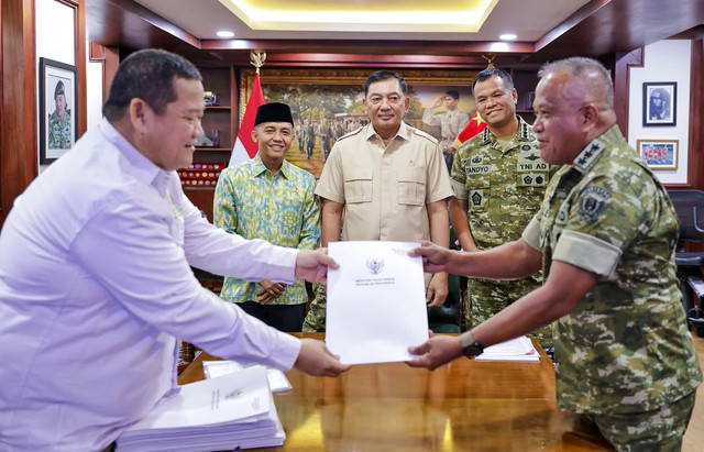 Menteri Pertahanan Sjafrie Sjamsoeddin menerima kunjungan Menteri Kehutanan Raja Juli Antoni dalam rangka penyerahan Surat Keputusan Persetujuan Penggunaan Kawasan Hutan (PPKH) di Kemhan RI, Jakarta, Senin (27/6/2026). Foto: Instagram/@sjafrie.sjamsoeddin