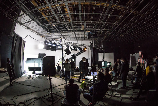 ilustrasi pemain film operasi pesta copet. unsplash/brandsandpeople