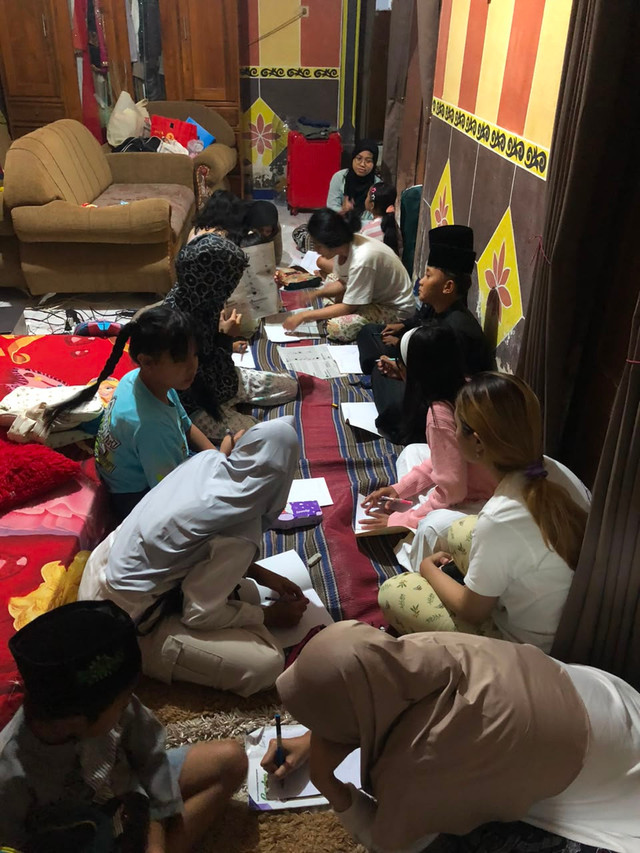 Potret anak-anak belajar bersama para mahasiswa KKN BBK 8 Universitas Airlangga melalui LENTERA (Foto: Tim BBK 8 UNAIR Gondoruso II)