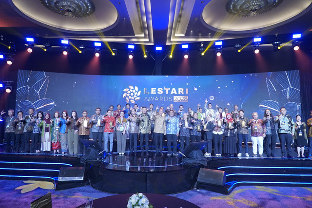 Telkom meraih Lestari Award 2026 pada kategori Talent Management yang diserahkan langsung oleh Menteri Koordinator Bidang Infrastruktur dan Pembangunan Kewilayahan RI Agus Harimurti Yudhoyono. Foto: dok. Istimewa.