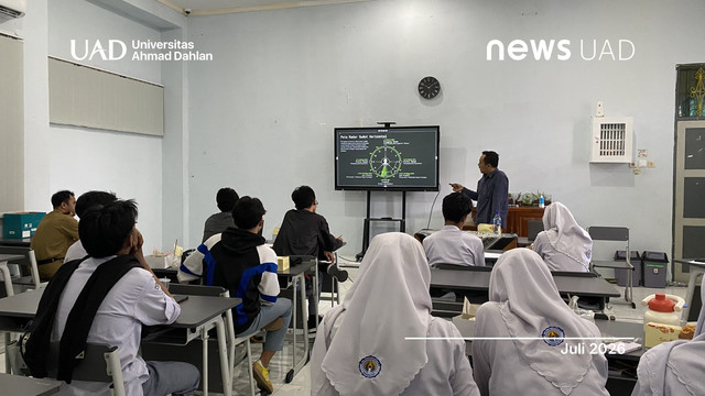 Tim Dosen Universitas Ahmad Dahlan (UAD) adakan pelatihan film pendek di SMA Muhammadiyah 2 Yogyakarta (Foto. Fitrinanda)
