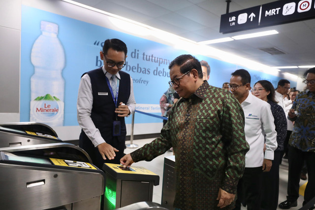 Gubernur DKI Jakarta Pramono Anung peluncuran sistem pembayaran tiket dengan kartu kredit nirsentuh pada layanan MRT Jakarta di Stasiun MRT Bundaran HI, Rabu (29/7/2026). Foto: Pemprov DKI Jakarta