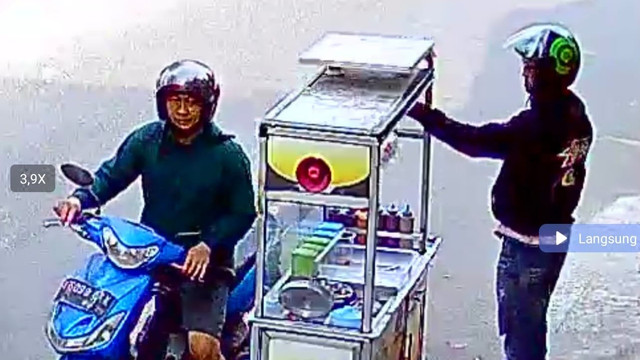 Rekaman CCTV terduga lelaku pencurian pedagang martabak mini. Foto: Dok. Istimewa