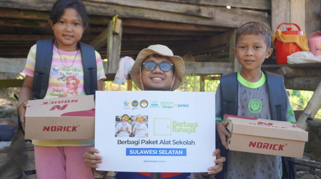 Tas dan Sepatu Baru untuk Anak-anak di Pelosok Kabupaten Maros, Sulawesi Selatan (Sumber: DT Peduli)
