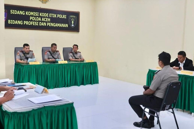 Briptu MZ dipecat tidak hormat saat sidang etik di Mapolda Aceh. Foto: Polda Aceh