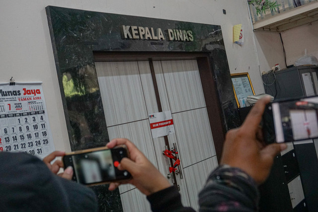 Sejumlah wartawan memotret pintu ruangan kepala Dinas Pekerjaan Umum dan Penataan Ruang yang disegel KPK di Kabupaten Pemalang, Jawa Tengah, Rabu (29/7/2026). Foto: Harviyan Perdana Putra/ANTARA FOTO