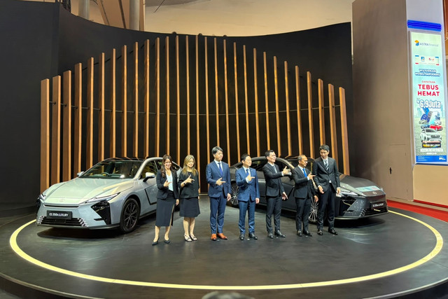 Lexus ES 350h Luxury EV dan HEV meluncur pada ajang GIIAS 2026 di Indonesia Convention Exhibition (ICE) BSD, Tangerang, Rabu (29/7/2026). Foto: Fitra Andrianto/kumparan