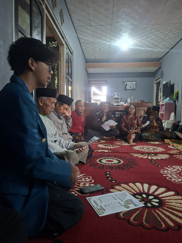 Kevin Ferdinand, mahasiswa KKN T 90 Universitas Diponegoro memperkenalkan teknologi inseminasi buatan kepada peternak di desa kenteng. Dok: KKN T 90 UNDIP