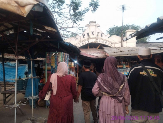 Pintu gerbang Masjid Agung Banten dan makam Maulana Hasanuddin (dokumen pribadi)